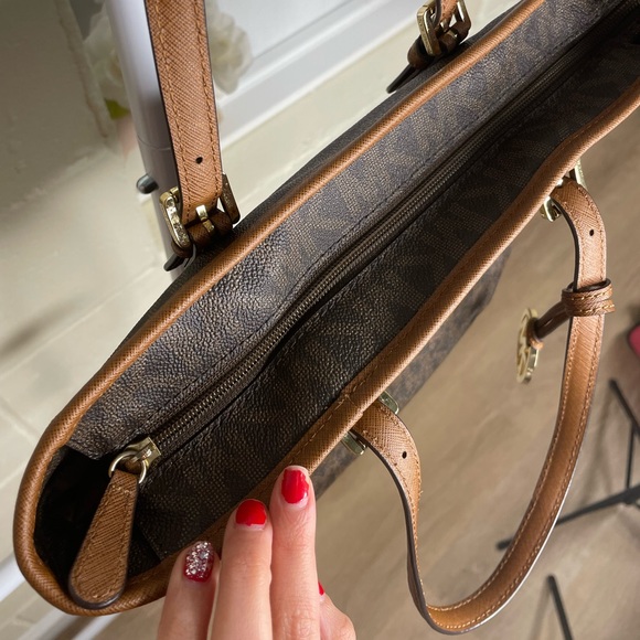 Michael Kors Jet Set Medium Monogram Tote - Picture 12 of 15